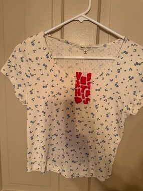 Heart Hips Cream Scoop Neck Tee with Blue and Green Floral Print